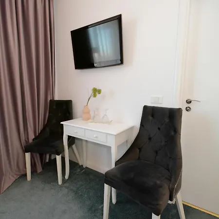 Andre's 3* קריובה