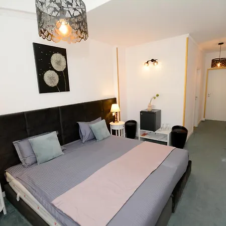 Andre's 3* קריובה